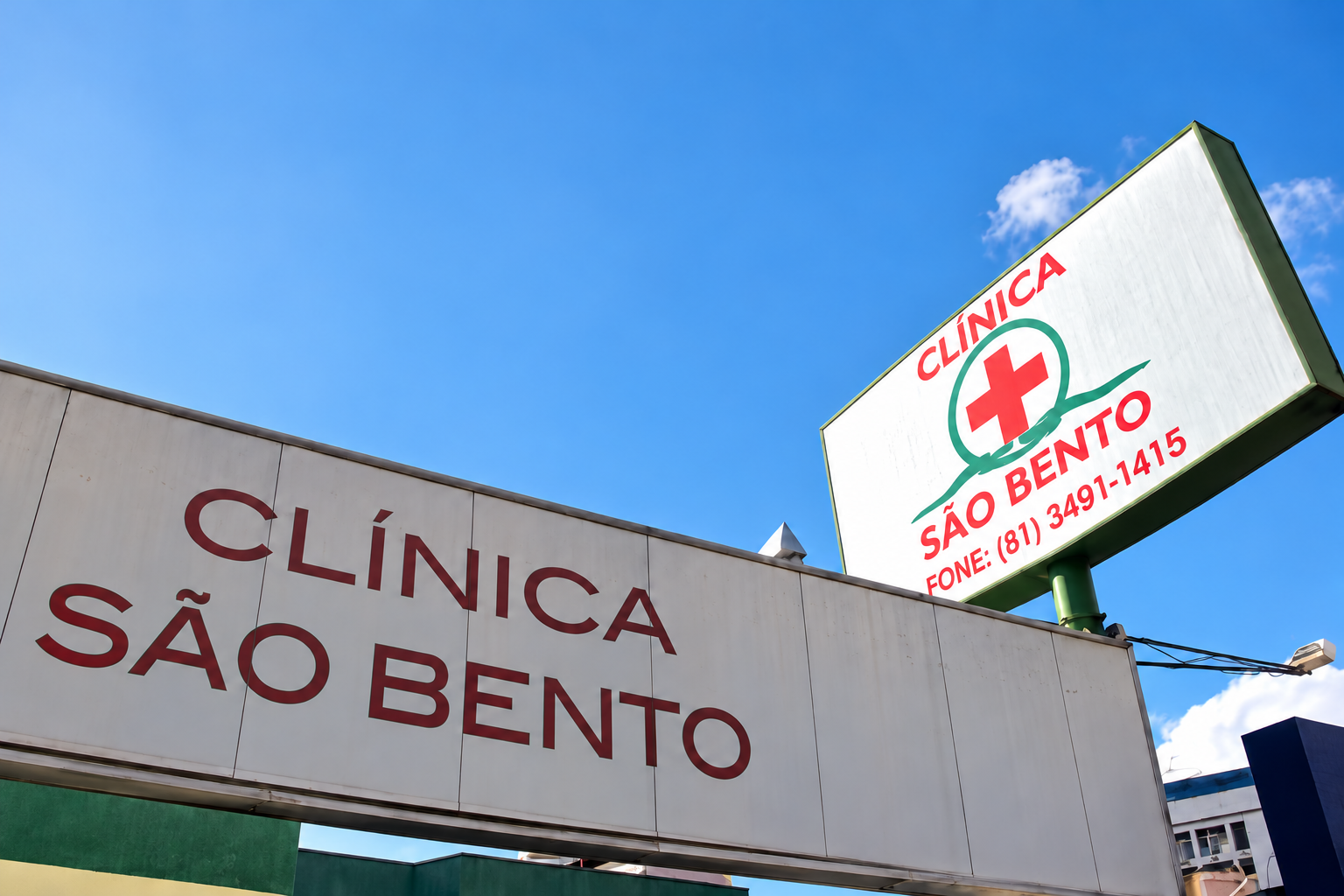 Fachada e placa da Clínica São Bento em Casa Caiada, Olinda